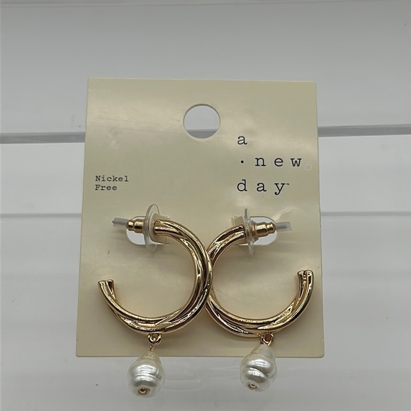 A New Day Earrings Gold Coloring Pearl Coloring - Picture 2 of 2